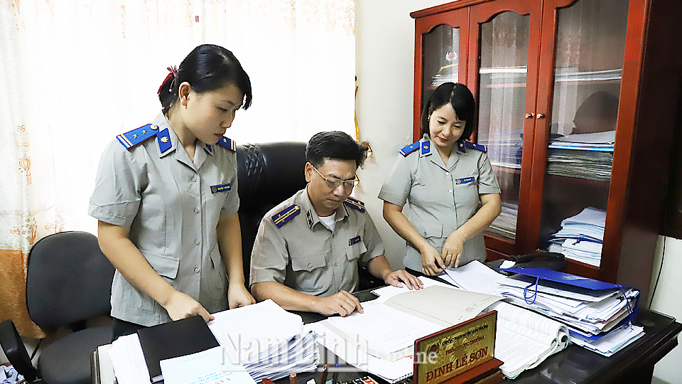 Cán bộ Chi cục THADS huyện Xuân Trường xem xét các biện pháp thi hành án.