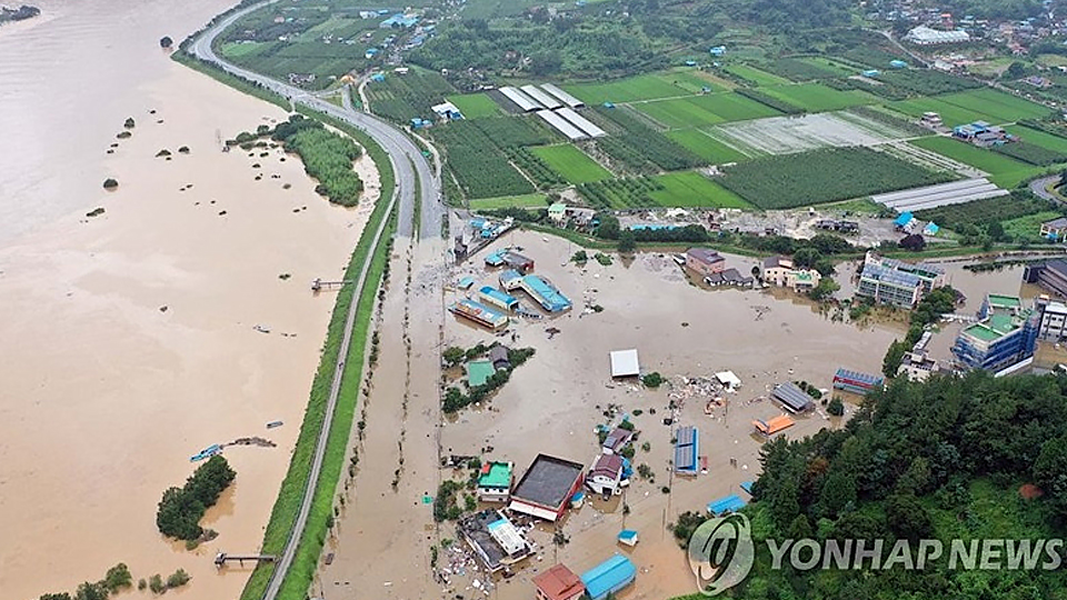 Một ngôi làng tại Hadong, tỉnh Nam Gyeongsang, Hàn Quốc chìm trong nước chảy từ sông Seomjin, ngày 8-8. (Ảnh: Yonhap)