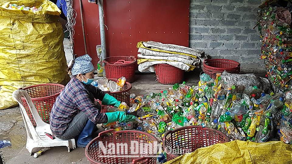 Công nhân làm việc tại xưởng sản xuất nhựa của gia đình chị Nguyễn Thị Yến, xóm 7, xã Tân Thành (Vụ Bản).