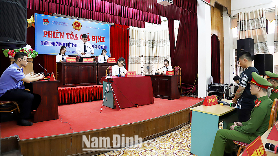 “Phiên tòa giả định” tổ chức tại Trường THPT Trần Hưng Đạo (thành phố Nam Định).