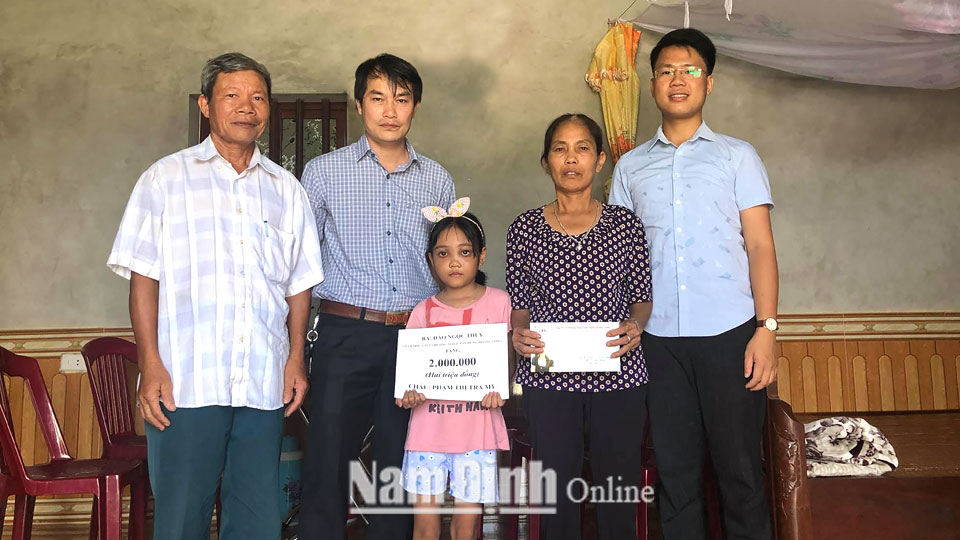 Hội CTĐ huyện Hải Hậu phối hợp các nhà tài trợ tặng quà em Phạm Thị Trà My, xóm 16, xã Hải Long.