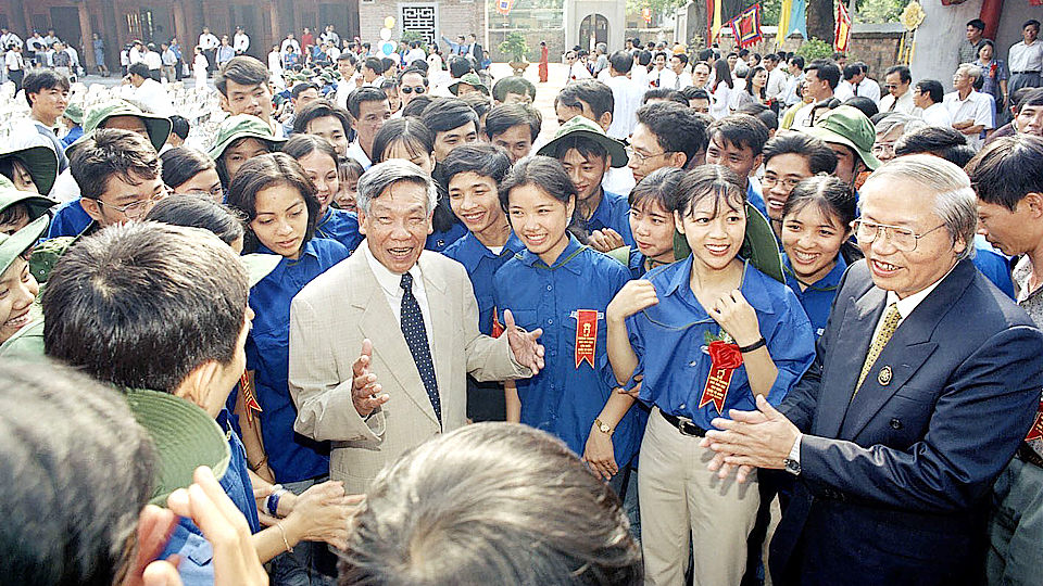 Tổng Bí thư Lê Khả Phiêu gặp gỡ sinh viên Thủ đô trong ngày lễ khánh thành khu Thái học ở Văn Miếu - Quốc Tử Giám, nhân dịp kỷ niệm 990 năm Thăng Long - Hà Nội, sáng 8-10-2000 