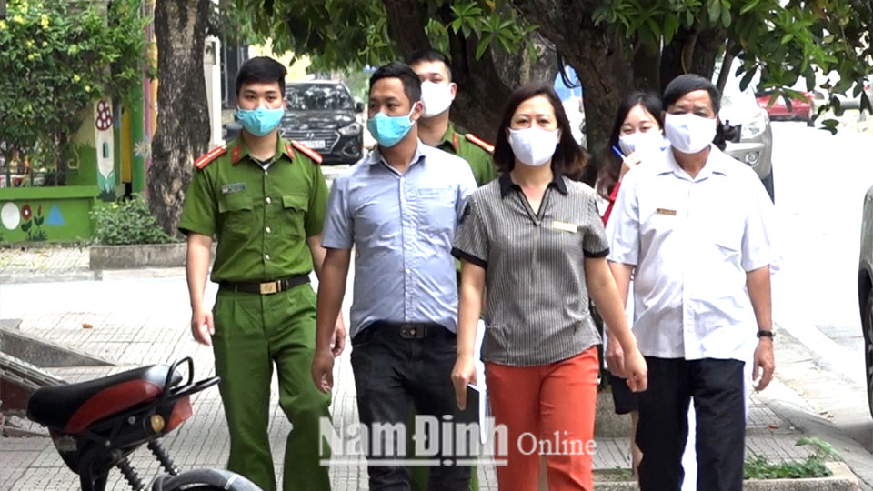 Lực lượng chức năng gồm công an, bảo vệ dân phố, CCB, y tế phường Thống Nhất (thành phố Nam Định) kiểm tra công tác phòng, chống dịch Covid -19 trên địa bàn.