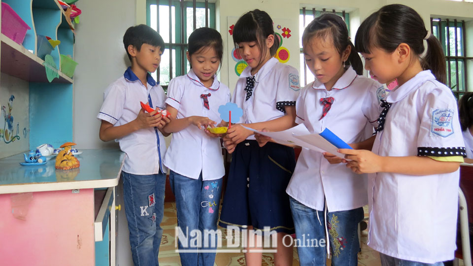 Học sinh Trường Tiểu học Nghĩa Thịnh (Nghĩa Hưng) đọc sách trong thư viện lớp học.
