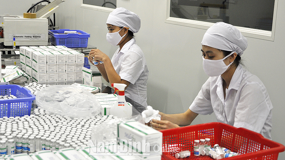 Thi đua lao động, sản xuất, nâng cao chất lượng sản phẩm thuốc tân dược ở Công ty cổ phần Dược phẩm Minh Dân (thành phố Nam Định).