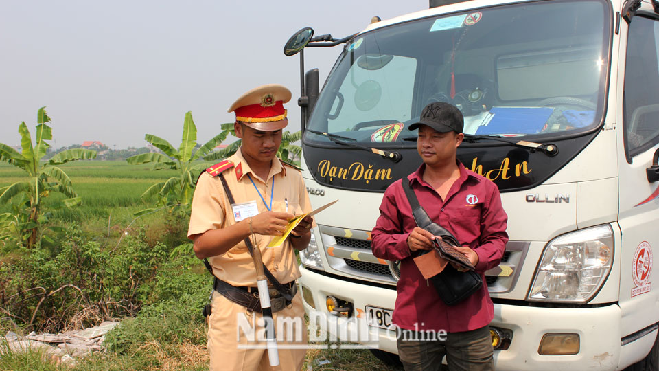 Lực lượng Cảnh sát giao thông (Công an tỉnh) kiểm tra phương tiện tham gia giao thông đường bộ trên tuyến Quốc lộ 21 đoạn thuộc địa phận huyện Trực Ninh.