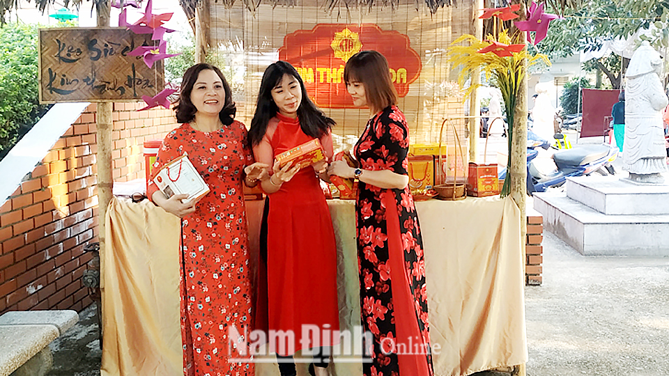 Khách tham quan tìm hiểu sản phẩm kẹo lạc truyền thống được quảng bá trong sự kiện Chợ Tết Thành Nam 2020 do Bảo tàng tỉnh tổ chức.