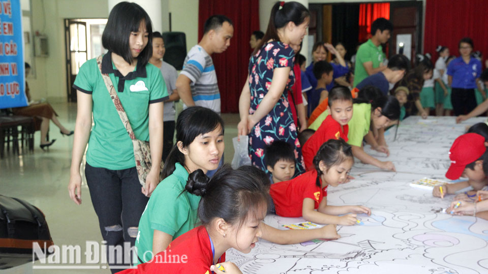 Trung tâm Văn hóa thể thao thanh, thiếu niên tỉnh tổ chức các hoạt động thực tế thu hút trẻ giúp các em hạn chế tiếp xúc internet.