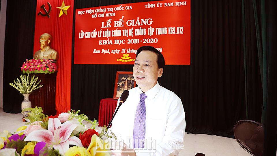 Đồng chí Trần Văn Chung, Phó Bí thư Thường trực Tỉnh ủy, Chủ tịch HĐND tỉnh phát biểu bế giảng khóa học. 