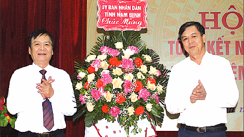 Đồng chí Trần Lê Đoài, TUV, Phó Chủ tịch UBND tỉnh tặng hoa chúc mừng thành tích của ngành GD và ĐT tỉnh năm học 2019-2020.