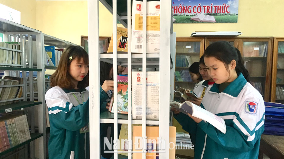 Học sinh Trường THPT Mỹ Tho (Ý Yên) thường xuyên đọc sách tại thư viện trường.