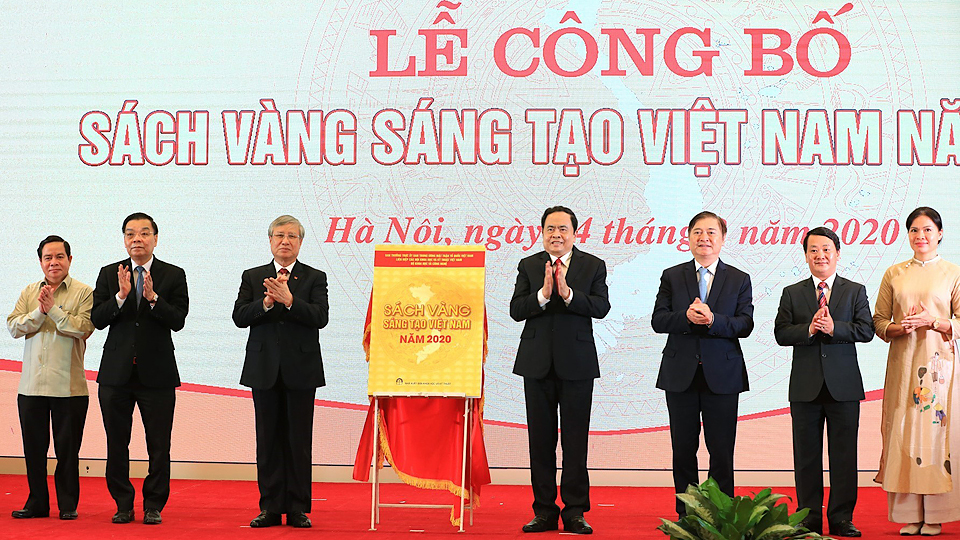 Các đại biểu công bố Sách vàng Sáng tạo Việt Nam năm 2020. Ảnh: Thành Đạt - TTXVN