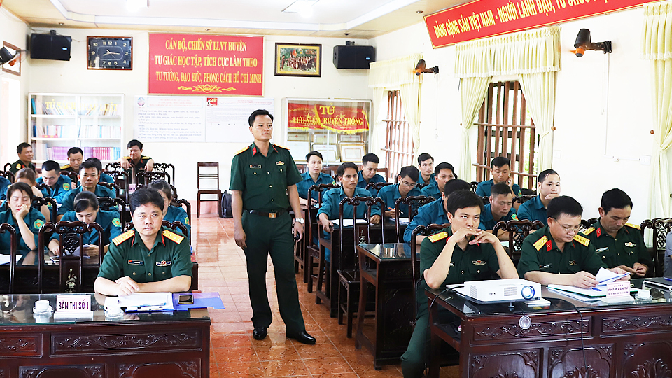 Lớp bồi dưỡng chính trị cho dân quân, tự vệ các xã, thị trấn huyện Nghĩa Hưng.