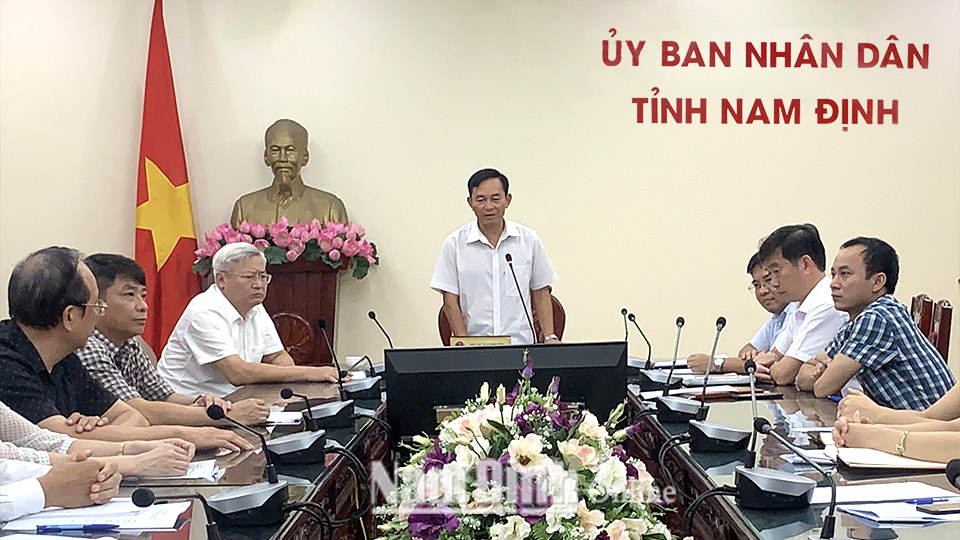Đồng chí Nguyễn Phùng Hoan, Tỉnh ủy viên, Phó Chủ tịch  UBND tỉnh đóng góp ý kiến tại hội nghị.