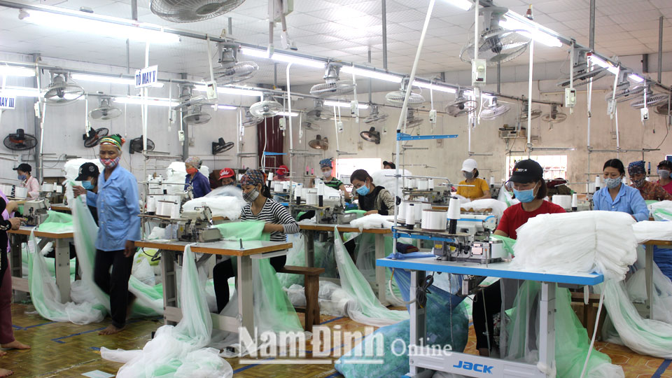 Cơ sở sản xuất màn của chị Vũ Thị Nhung, xã Xuân Phú tạo việc làm cho hàng trăm lao động.