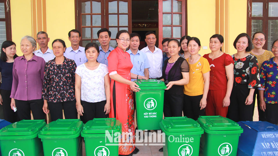 Hội LHPN tỉnh tặng thùng đựng rác cho hội viên phụ nữ xã Yên Khang (Ý Yên).