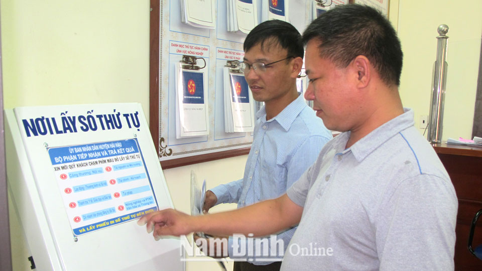 Người dân giao dịch hành chính tại Trung tâm Giao dịch hành chính một cửa huyện Giao Thủy.