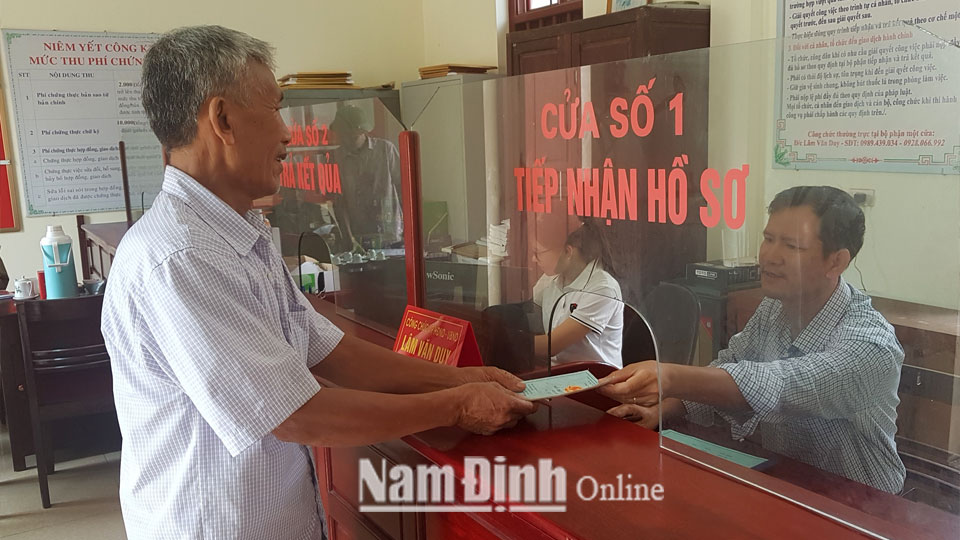 Giải quyết thủ tục hành chính cho người dân tại bộ phận “Một cửa” UBND xã Trực Hùng (Trực Ninh).
