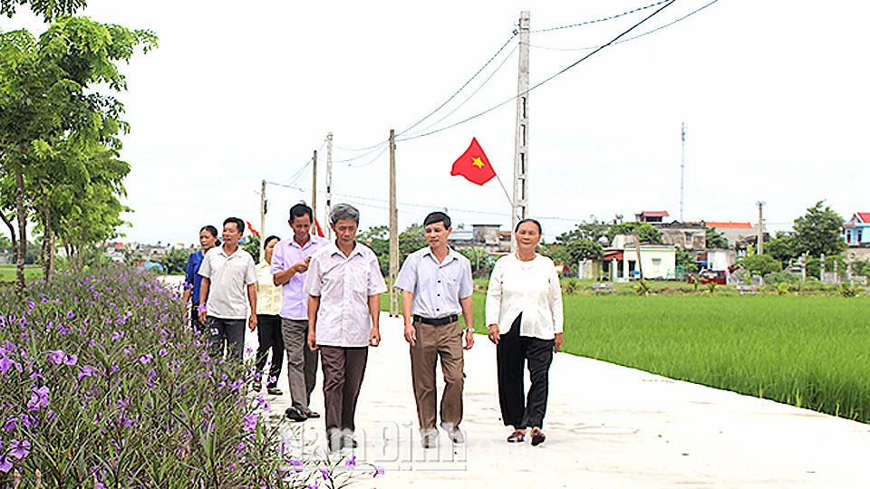 Ban công tác Mặt trận xóm 1, xã Nghĩa Thái (Nghĩa Hưng) vận động nhân dân xây dựng, nâng cấp hệ thống đường dong ngõ xóm xanh - sạch - đẹp.