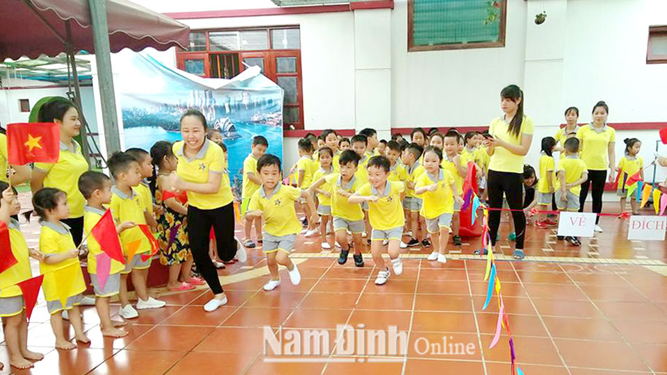 Cô và trò Trường Mầm non Ngôi Sao (thành phố Nam Định) trong giờ học phát triển vận động.