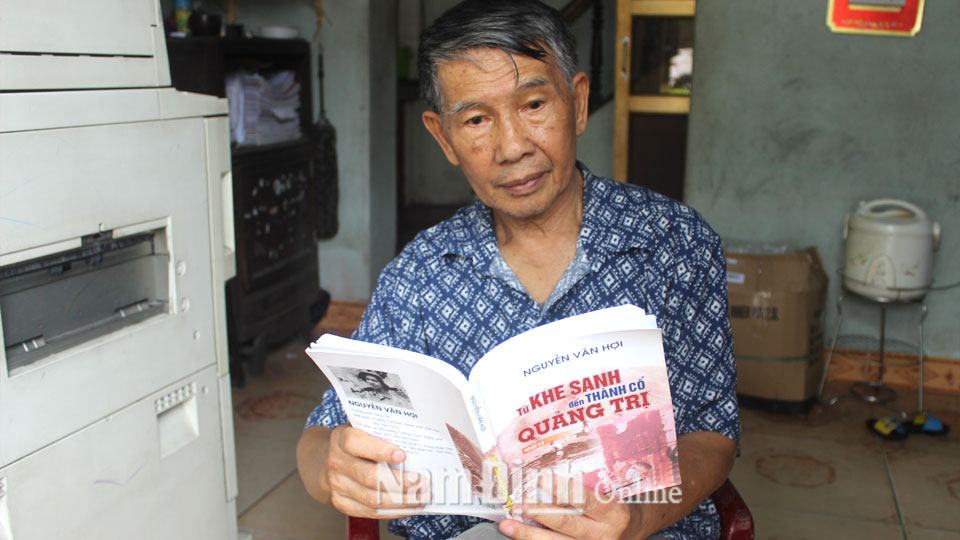 Ông Nguyễn Văn Hợi với cuốn nhật ký “Từ Khe Sanh đến thành cổ Quảng Trị”.