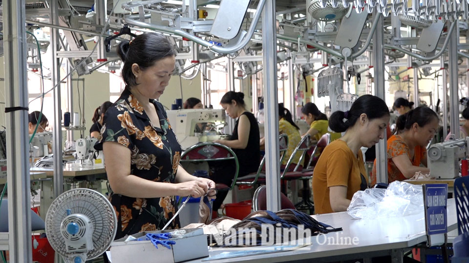Sản xuất sản phẩm xuất khẩu tại Công ty CP May Nam Hà.