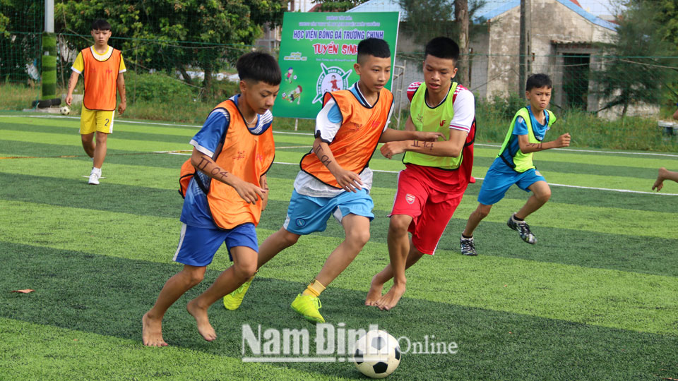 Các cầu thủ “nhí” trong một buổi tuyển sinh bóng đá tại huyện Xuân Trường.  Bài và ảnh: Hoàng Anh