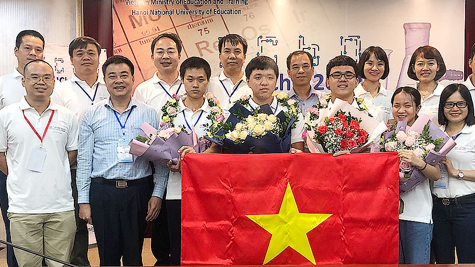  Cả 4/4 thí sinh dự thi Olympic Hóa học quốc tế năm 2020 của Đội tuyển quốc gia Việt Nam đều đoạt Huy chương Vàng; trong đó có em Đàm Thị Minh Trang, học sinh Trường THPT chuyên Lê Hồng Phong Nam Định. Kết quả chung của toàn Đội tuyển Việt Nam xếp thứ hai, sau Hoa Kỳ. Ảnh: TTXVN