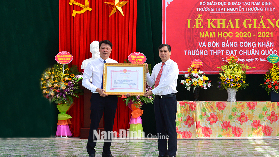 Đồng chí Trần Lê Đoài, TUV, Phó Chủ tịch UBND tỉnh trao Bằng công nhận Trường THPT Nguyễn Trường Thúy đạt chuẩn Quốc gia mức độ 2. Ảnh: Minh Tân