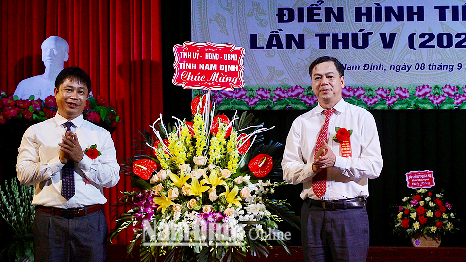 Đồng chí Trần Lê Đoài, TUV, Phó Chủ tịch UBND tỉnh tặng lẵng hoa tươi thắm cho Hội CTĐ tỉnh.