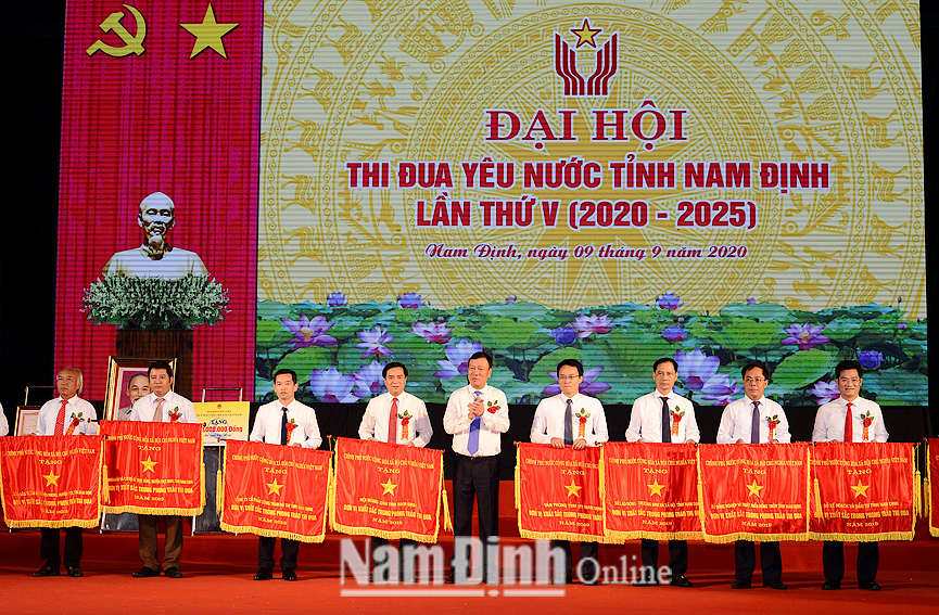 Đồng chí Đoàn Hồng Phong, Ủy viên BCH Trung ương Đảng, Bí thư Tỉnh ủy, Trưởng đoàn Đoàn đại biểu Quốc hội của tỉnh trao Cờ thi đua của Chính phủ cho các tập thể xuất sắc trong phong trào thi đua, giai đoạn 2015-2020.