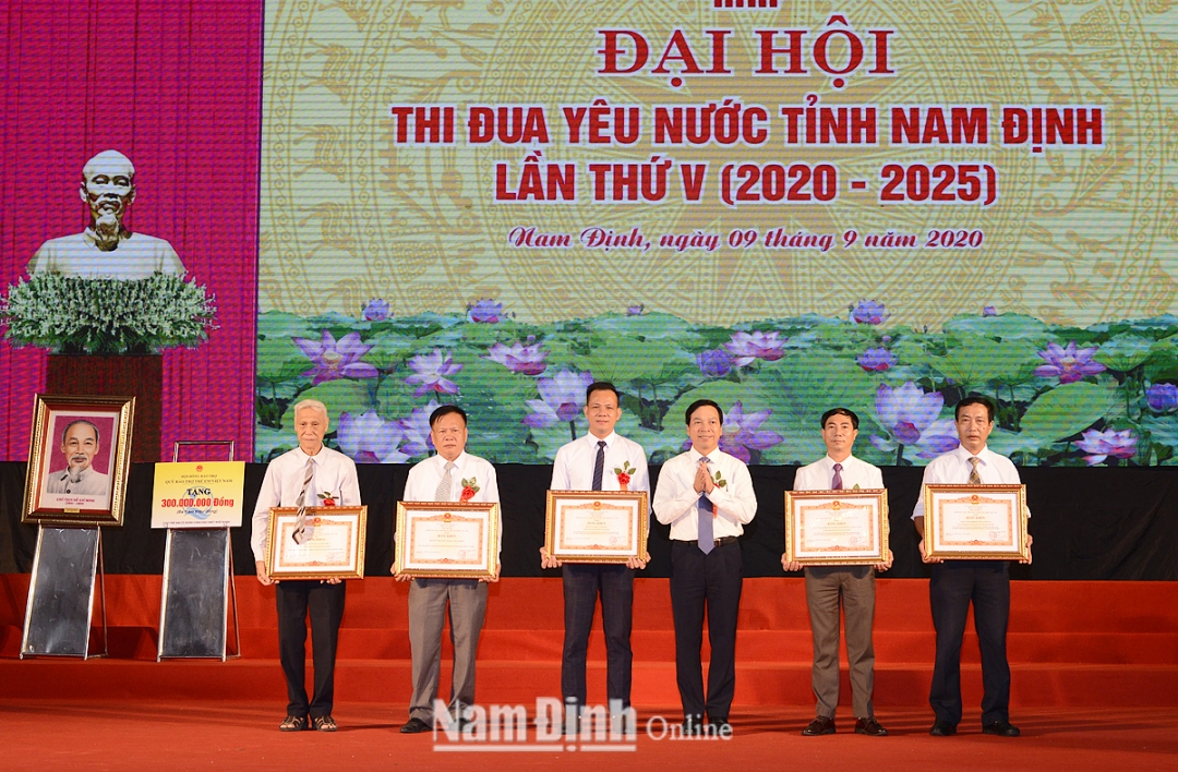 Đồng chí Trần Văn Chung, Phó Bí thư Thường trực Tỉnh ủy, Chủ tịch HĐND tỉnh trao Bằng khen của Thủ tướng Chính phủ cho các điển hình tiên tiến.