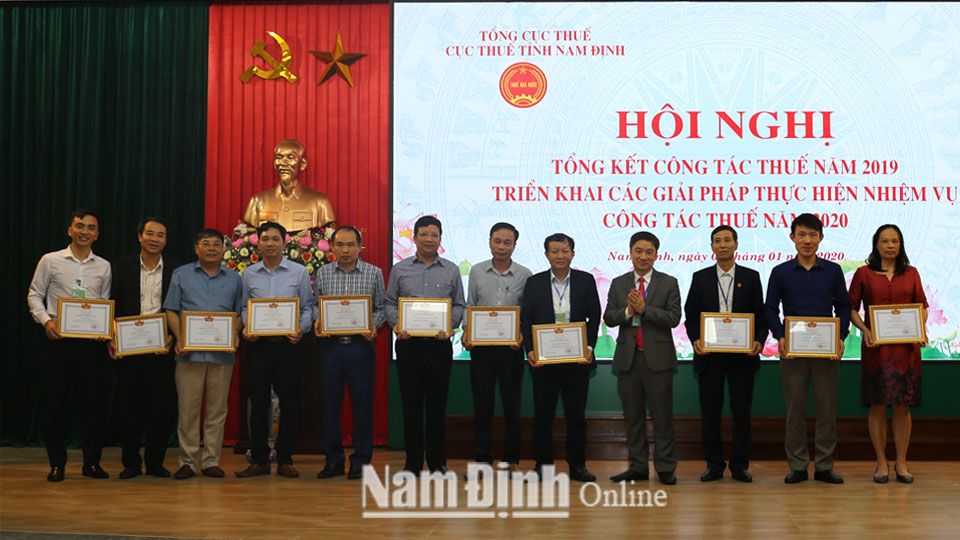 Đồng chí Vũ Đình Hồng, TUV, Cục trưởng Cục Thuế tỉnh trao thưởng các tập thể đạt danh hiệu Lao động xuất sắc trong công tác thuế năm 2019.