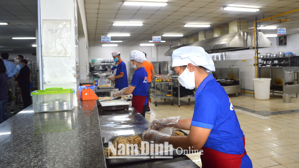 Bếp ăn tập thể tại Công ty TNHH Hệ thống dây dẫn Sumi Việt Nam (KCN Bảo Minh) thực hiện tốt các quy định an toàn vệ sinh thực phẩm.