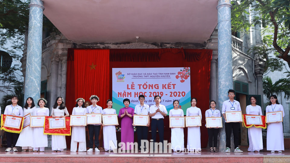 Ban giám hiệu Trường THPT Nguyễn Khuyến trao thưởng cho học sinh giỏi năm học 2019-2020.  Ảnh: Do cơ sở cung cấp