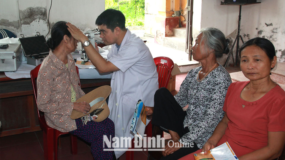 Hội viên phụ nữ huyện Trực Ninh tham gia khám bệnh bằng loại hình BHYT.