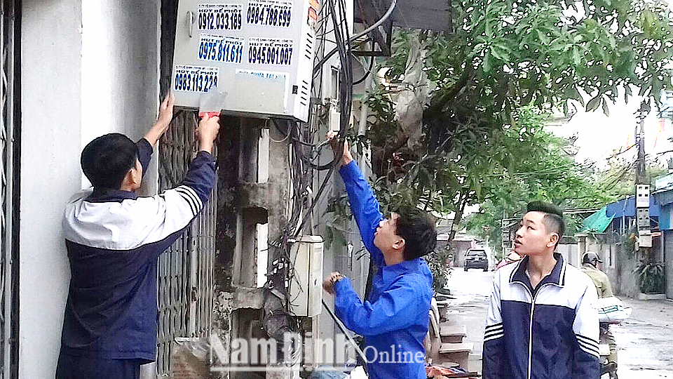 Đoàn viên thanh niên phường Mỹ Xá và học sinh Trường THPT Ngô Quyền (thành phố Nam Định) ra quân bóc, xóa quảng cáo, rao vặt dán trên cột điện, công tơ điện.