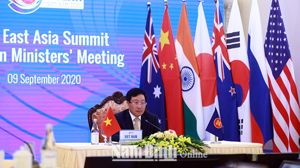 Phó Thủ tướng Chính phủ Phạm Bình Minh chủ trì Hội nghị trực tuyến Bộ trưởng Ngoại giao Cấp cao Đông Á lần thứ 10.  Ảnh: VGP/Hải Minh
