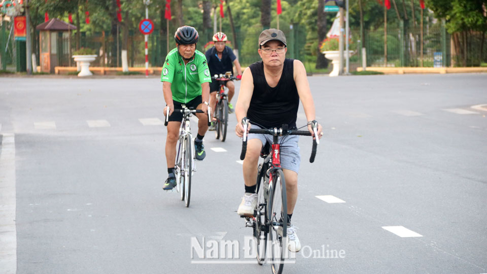 Nhiều người dân lựa chọn xe đạp thể thao để rèn luyện sức khỏe.