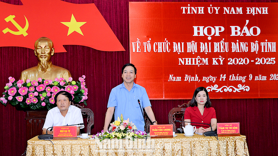 Đồng chí Trần Văn Chung, Phó Bí thư Thường trực Tỉnh ủy, Chủ tịch HĐND tỉnh phát biểu tại buổi họp báo.