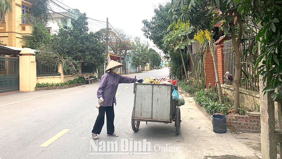Xã Quang Trung (Vụ Bản) tổ chức tốt hoạt động thu gom rác thải sinh hoạt đảm bảo cảnh quan nông thôn xanh - sạch - đẹp.