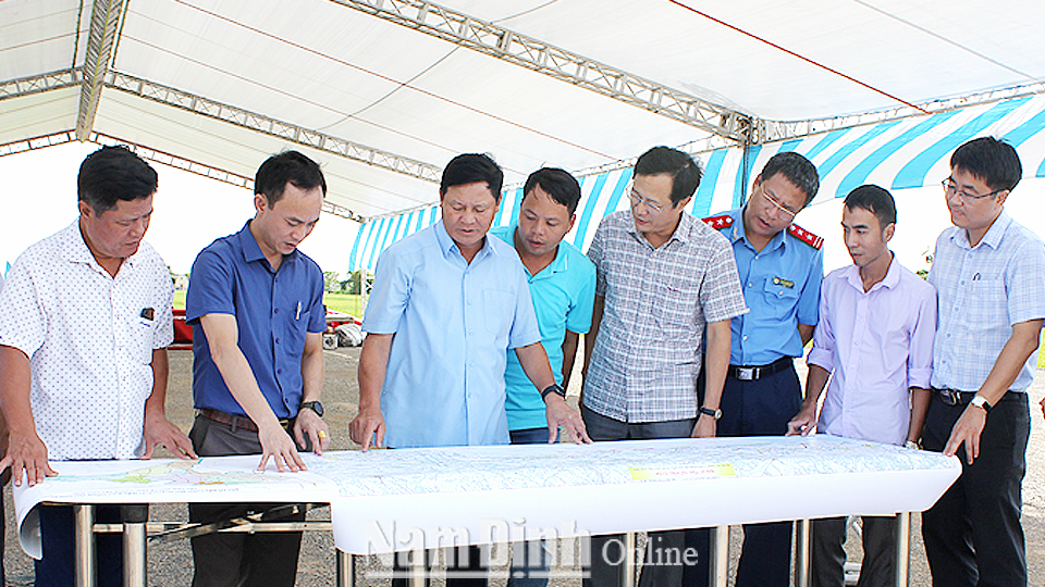 Lãnh đạo Sở Giao thông Vận tải kiểm tra công tác chuẩn bị khởi công tuyến đường bộ ven biển đoạn qua địa phận tỉnh Nam Định tại xã Giao An (Giao Thủy).