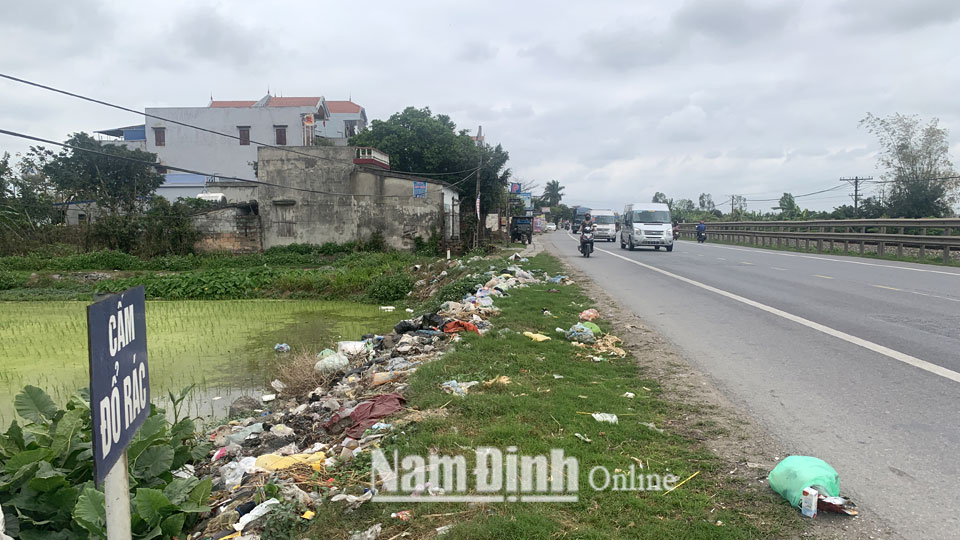 Vẫn còn tình trạng đổ bừa bãi rác thải sinh hoạt tại Quốc lộ 10, địa phận huyện Vụ Bản.