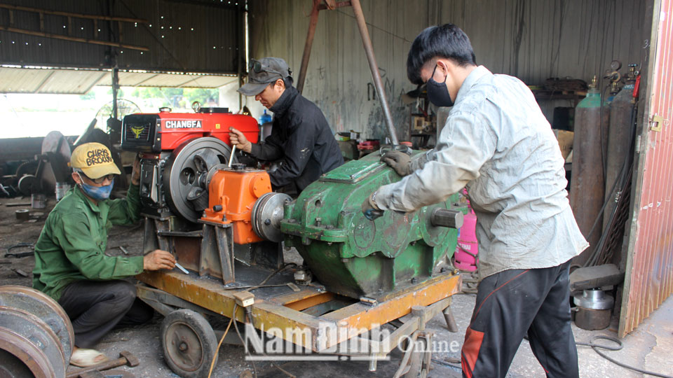 Cơ sở sản xuất cơ khí của gia đình ông Mai Văn Năm, xóm 3, xã Xuân Tiến (Xuân Trường) tạo việc làm cho hàng chục lao động.