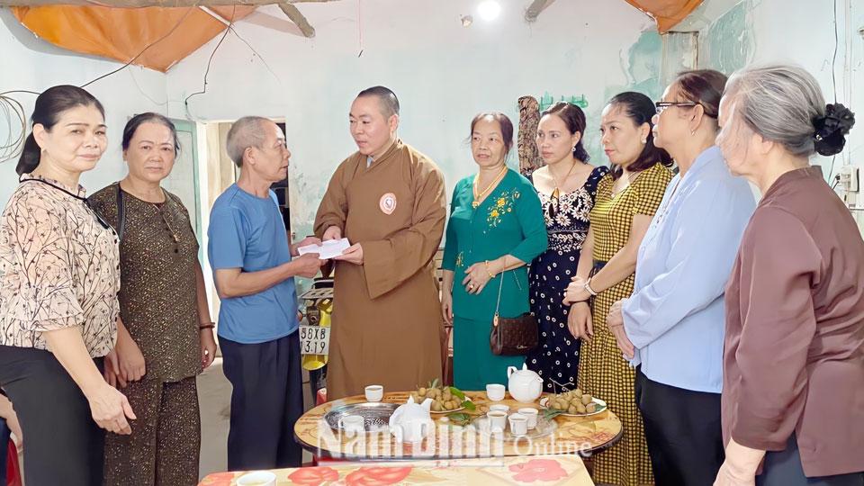 Hội từ thiện Chùa Vọng Cung tặng 30 triệu đồng xây nhà cho thương binh Trần Trọng Tĩnh, phường Hạ Long (thành phố Nam Định).