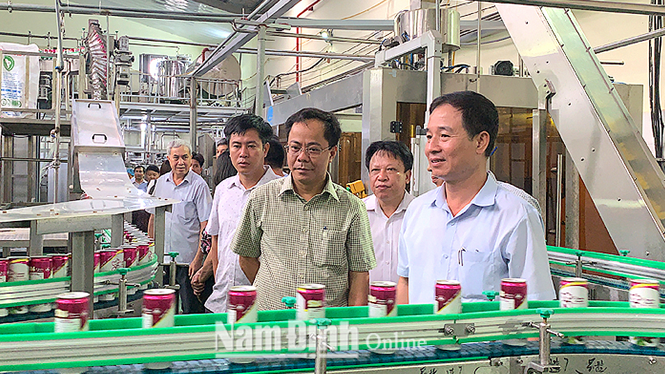 Hội đồng đánh giá, phân hạng sản phẩm OCOP cấp tỉnh khảo sát cho sản phẩm trà tươi hương chanh mật ong S24 của Công ty TNHH một thành viên Sản xuất thương mại vận tải Minh Hằng, xã Quang Trung (Vụ Bản).