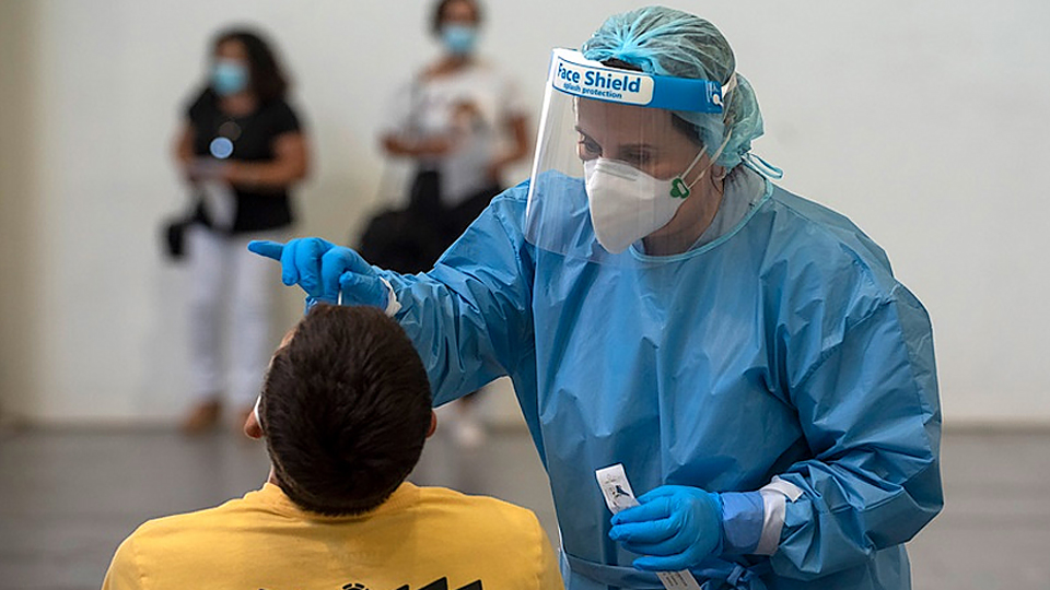 Nhân viên y tế đang lấy mẫu xét nghiệm Covid-19 tại Tây Ban Nha, ngày 2-9. (Ảnh: Getty Images)