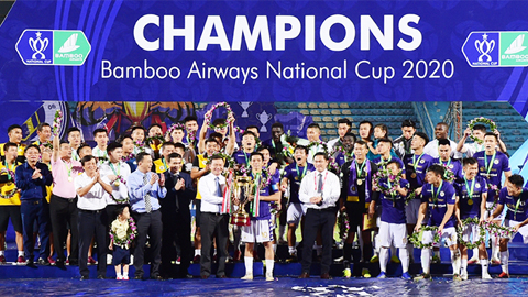 Các cầu thủ và ban huấn luyện Hà Nội FC nhận Cúp quốc gia 2020. 