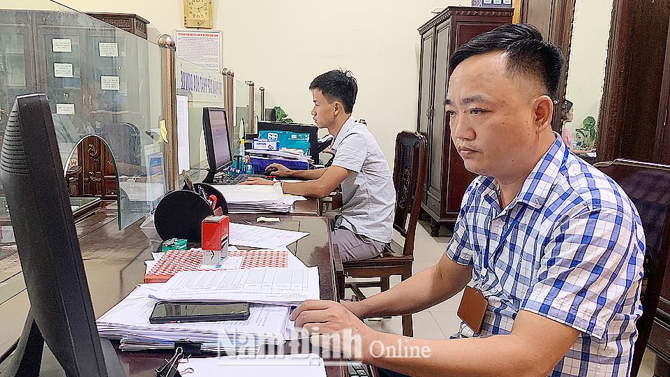 Cán bộ Chi cục Thuế khu vực Nam Ninh ứng dụng công nghệ thông tin nâng cao hiệu quả giải quyết thủ tục hành chính cho người nộp thuế.