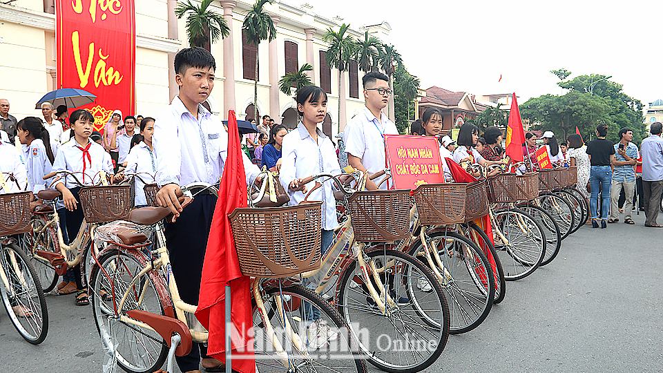 Hội Khuyến học tỉnh trao tặng xe đạp cho học sinh vượt khó học giỏi của tỉnh.